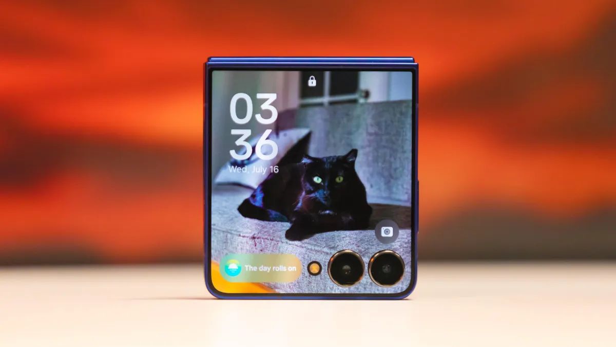 Le prochain smartphone pliable compact Samsung Galaxy Z Flip 8 fermé sur une table