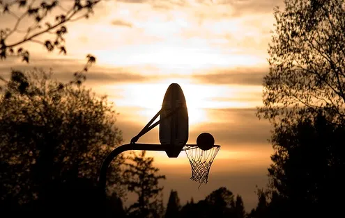 Des élèves enthousiastes remplissant des tableaux de tournoi de basket NCAA dans une salle de classe collaborative