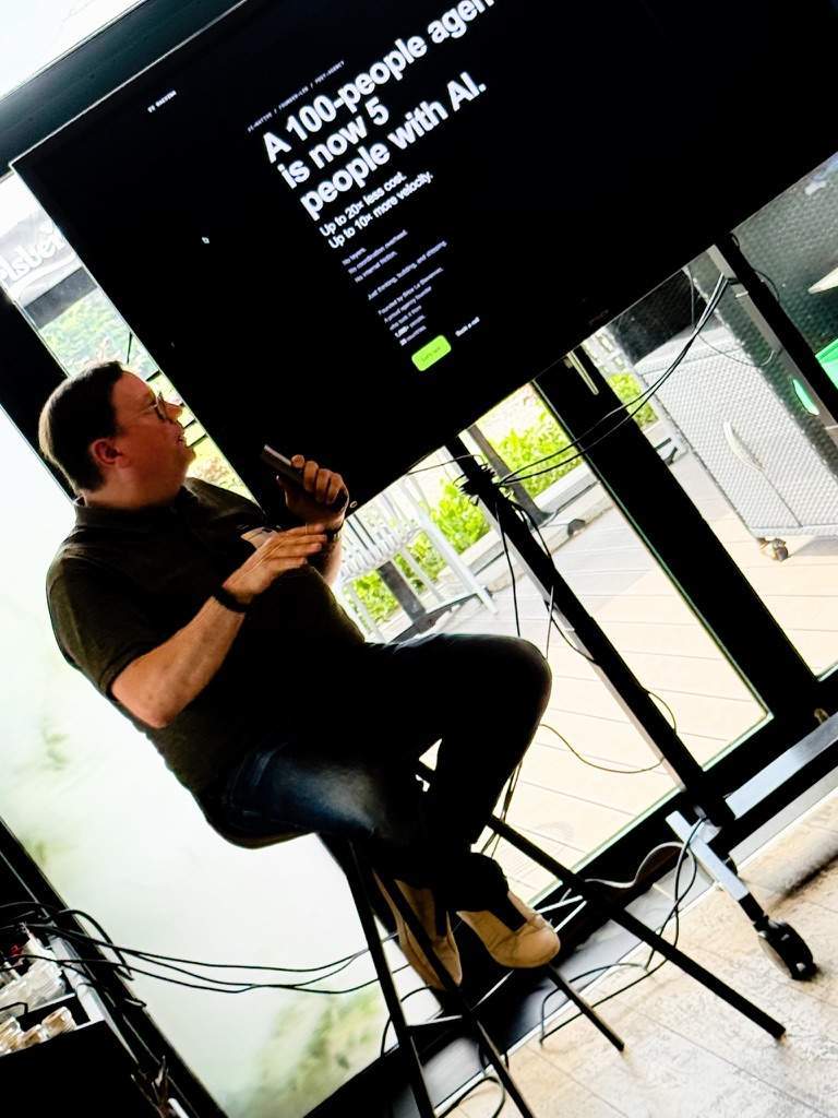Brice Le Blévennec lors de la conférence Agentic Lunch à la BMMA expliquant l'avenir de la communication