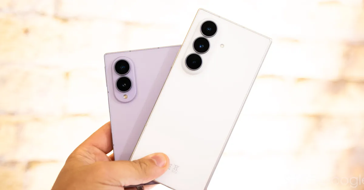 Tampilan perangkat Samsung Galaxy Z Fold 8 terbaru yang elegan di atas meja